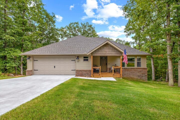 Modern 4BR vacation rental near Back 40 Trails in Bella Vista, Arkansas.