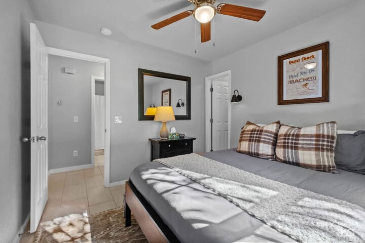 A cozy bedroom in a vacation rental near Back 40 and Blowing Springs.