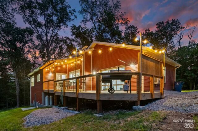 Black Bear Cabin on Back 40 Trails in Bella Vista, perfect for bike-in vacation rentals.