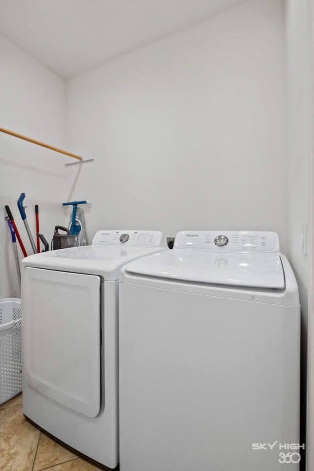 Bright white laundry room with washer and dryer, perfect for vacation rentals near Beaver Lake in Ro.