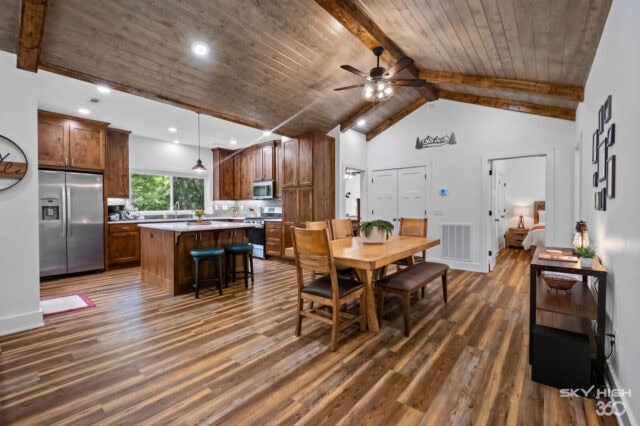 Relaxed open-concept kitchen and dining area in Black Bear Cabin, perfect for bike-in vacation renta.