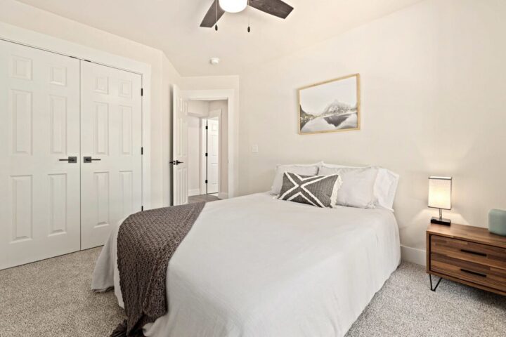Modern bedroom in Bella Vista vacation rental near Back 40 Trails.