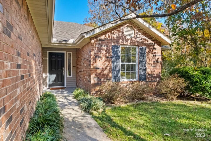 Cozy brick vacation rental home near Back 40 and Blowing Springs in Bella Vista Arkansas.