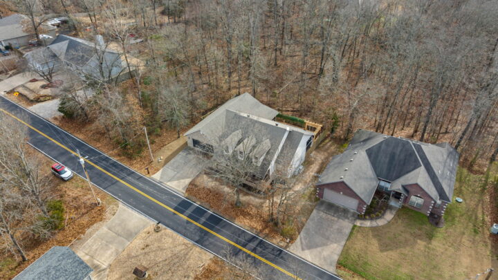 Cozy woodland retreat near Back 40 Trails in Bella Vista, surrounded by nature and ideal for relaxin.