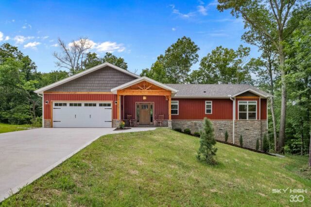 A lush, modern vacation rental home surrounded by greenery in Bella Vista, perfect for outdoor adven.