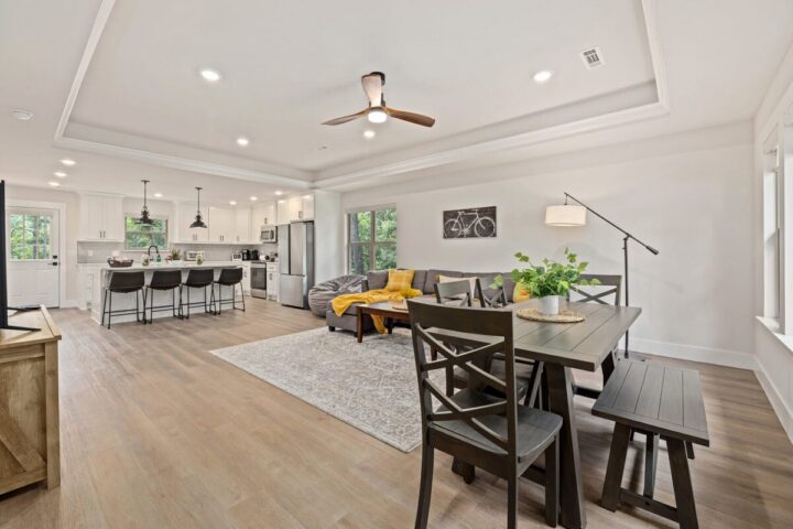 Bright and spacious living room with modern decor, open kitchen, and dining area at OZ Adventure Ret.