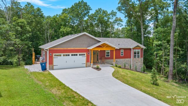 Cozy Black Bear Cabin in Bella Vista with bike-in access and scenic wooded surroundings.