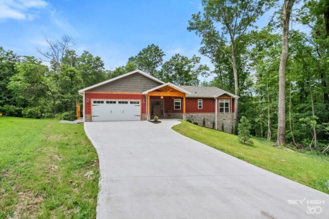 A lush green front yard with a modern cabin-style vacation rental in Bella Vista, perfect for bike-i.