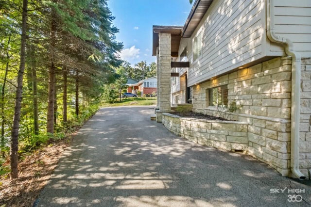 Spacious driveway leading to Rivercliff Ridgehouse with scenic Beaver Lake views in Rogers, AR.