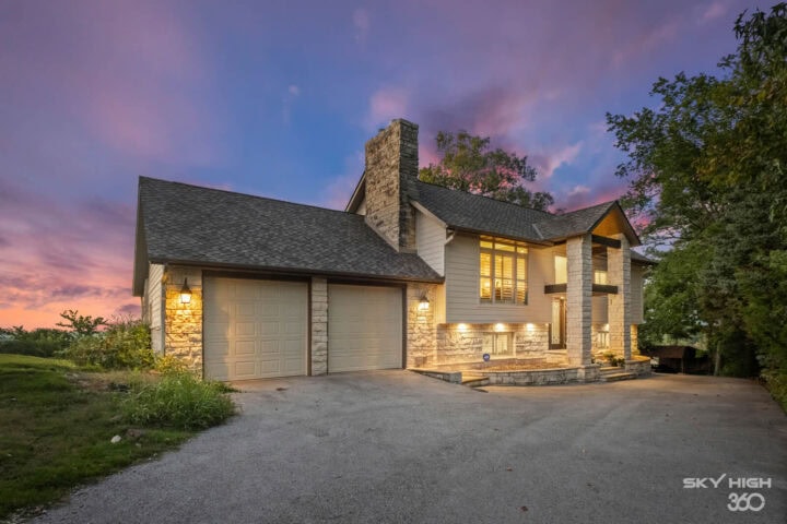 Modern riverview vacation rental home in Rogers, AR with spacious driveway and scenic surroundings.