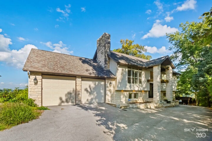 Beautiful Beaver Lake view vacation rental in Rogers, AR, with charming exterior and scenic surround.