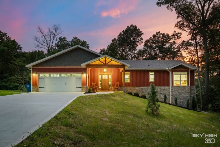 Cozy modern cabin with a spacious driveway and scenic surroundings in Bella Vista, perfect for bike-.