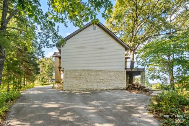 Charming Beaver Lake view vacation rental at Rivercliff Ridgehouse in Rogers, AR, perfect for relaxi.