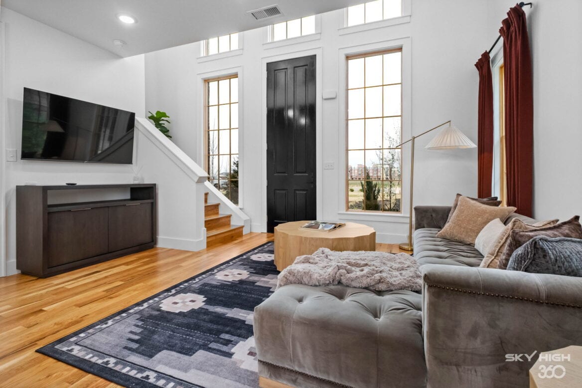 Modern Townhome Near Pinnacle Promenade